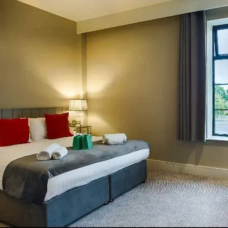 Hotel The Village Hotel, Bar And Restaurant