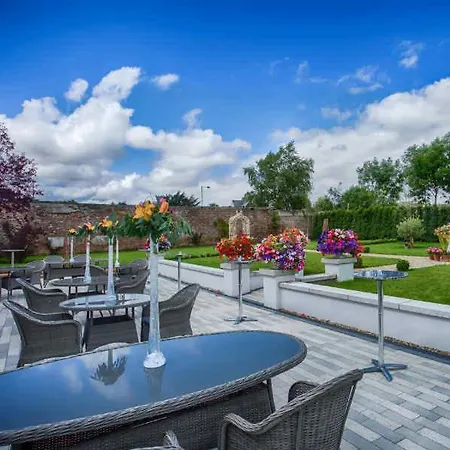 Hotel The Village Hotel, Bar And Restaurant Bettystown