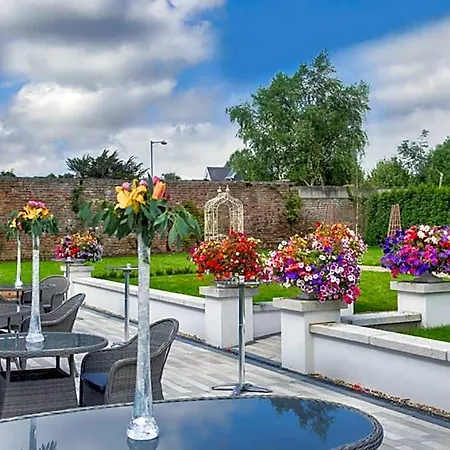 The Village Hotel, Bar And Restaurant Hotel 3*