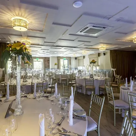 The Village Hotel, Bar And Restaurant 호텔