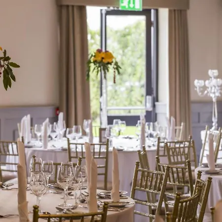 The Village Hotel, Bar And Restaurant 호텔