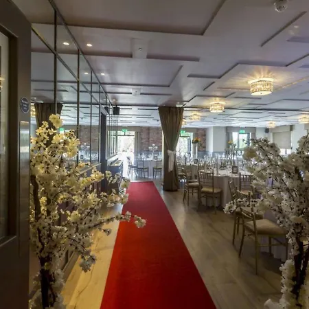 The Village Hotel, Bar And Restaurant 호텔