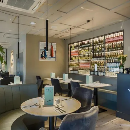 The Village Hotel, Bar And Restaurant 호텔 3*