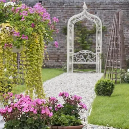 The Village Hotel, Bar And Restaurant 3*