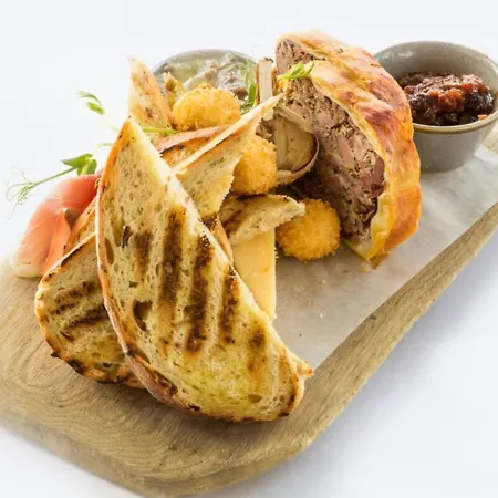 The Village Hotel, Bar And Restaurant 호텔 3*