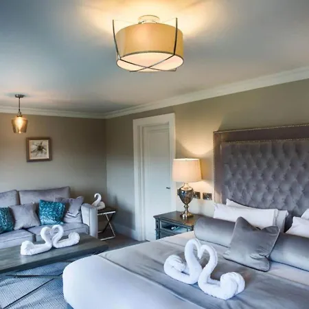 The Village Hotel, Bar And Restaurant Hotel 3*