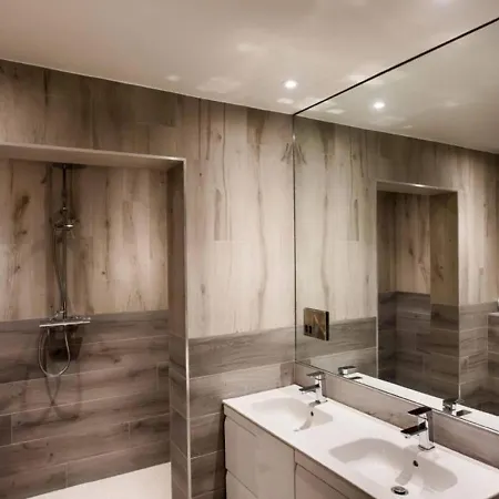 The Village Hotel, Bar And Restaurant 베티스타운